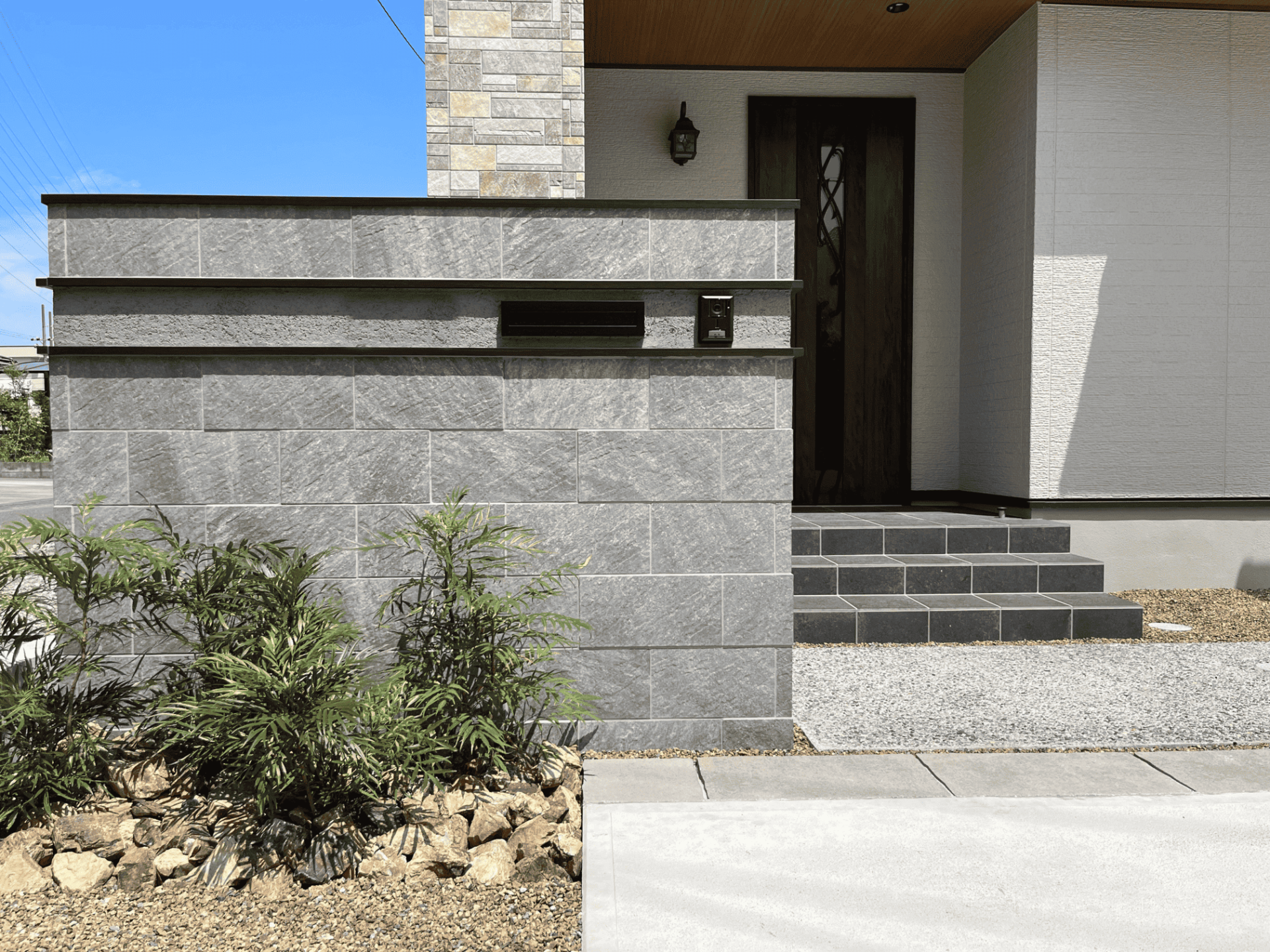 石模様のタイルのモダンな門袖