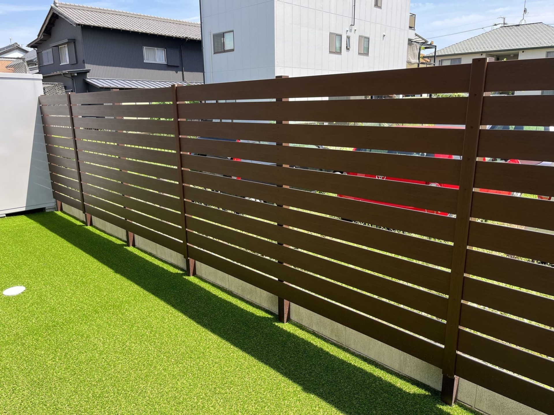 木目調の目隠しフェンスと人工芝