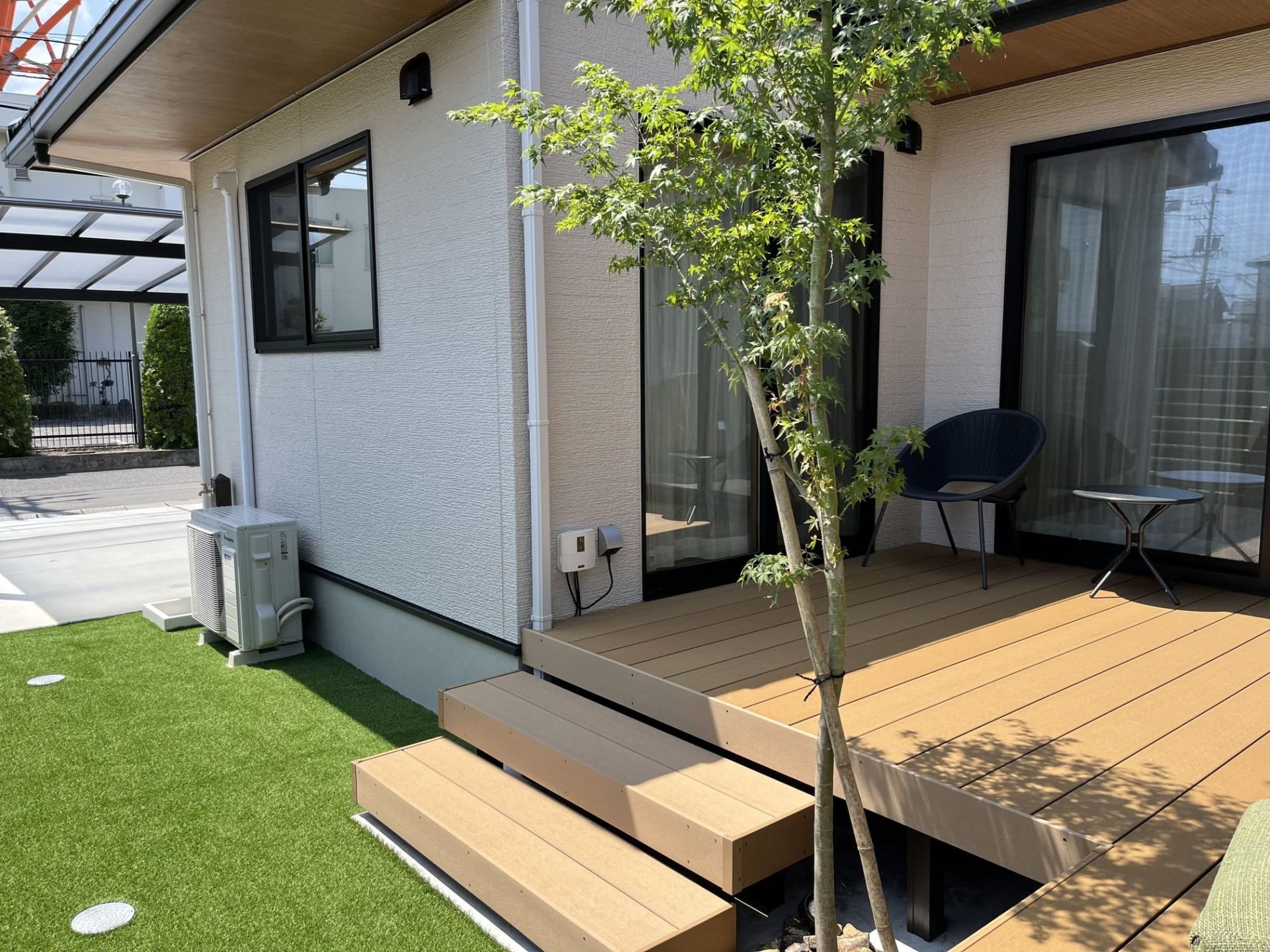 ウッドデッキとイロハモミジ